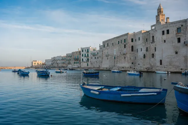 Porto histórico de Bari, na Itália, com barcos azuis